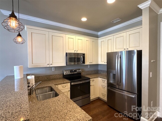 Building Photo - 230 S Tryon St