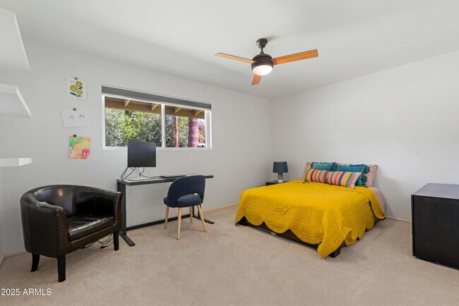 Building Photo - 1021 W Las Palmaritas Dr