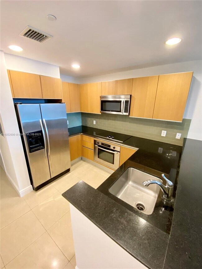 Building Photo - 1060 Brickell Ave
