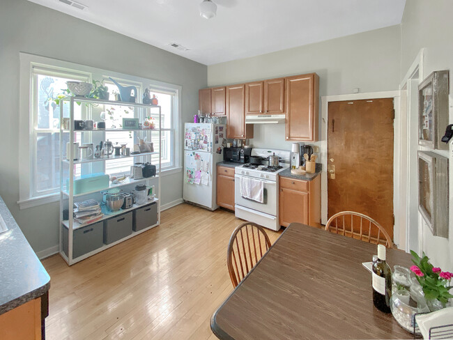 Building Photo - 2137 N Maplewood Ave