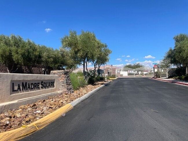 Building Photo - Carry Over Showing: This property has been...