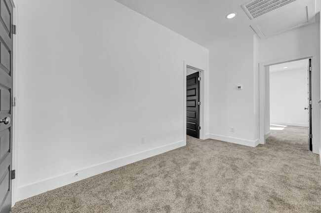 Building Photo - MOVE IN SPECIALS