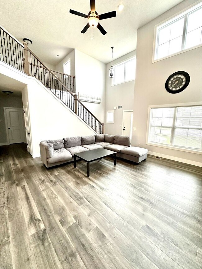 Building Photo - Spacious 5 Bed Home in Bloomington