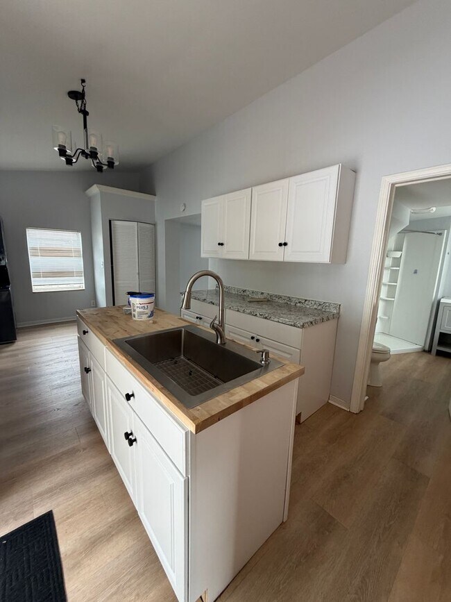 Building Photo - Charming 2 Bedroom, 1 Bathroom Home Available Now in Salem Lakes