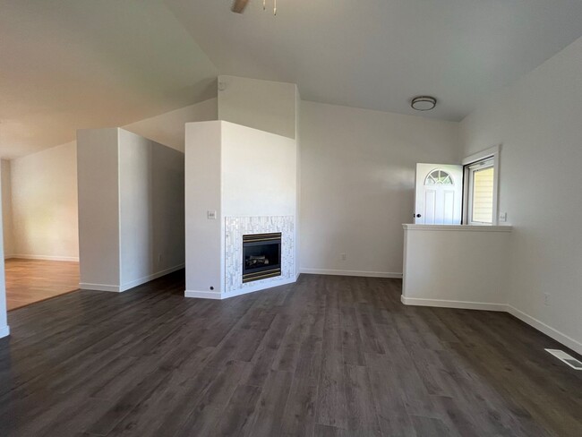Building Photo - Beautiful 3 bed 2 bath home in the Haven C...