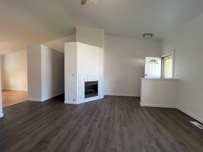 Building Photo - Beautiful 3 bed 2 bath home in the Haven Cove Subd just off Cherry Ln and N Ten Mile Rd