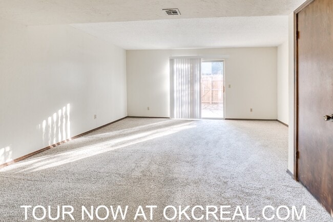 Building Photo - 1215 Lakecrest Dr