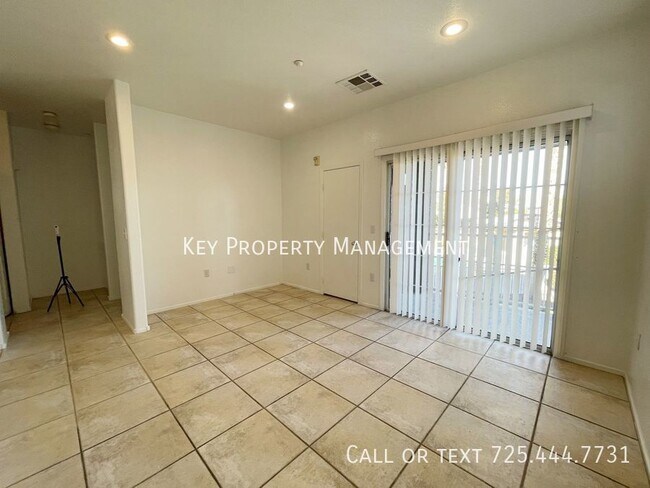 Building Photo - GORGEOUS THREE STORY 2 BEDROOM TOWNHOME IN...