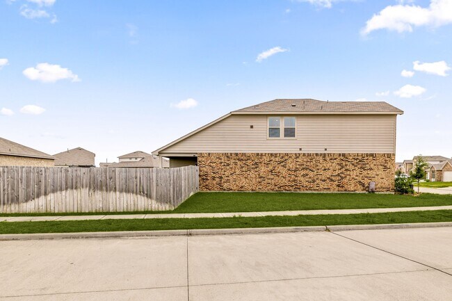 Building Photo - 5326 Shady Olive St