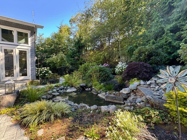 Building Photo - This gorgeous Bainbridge home is available with flexible lease terms starting July 10th