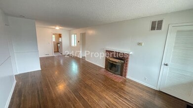 Building Photo - Spacious 4 BD | 2 BA with Backyard - Gladstone