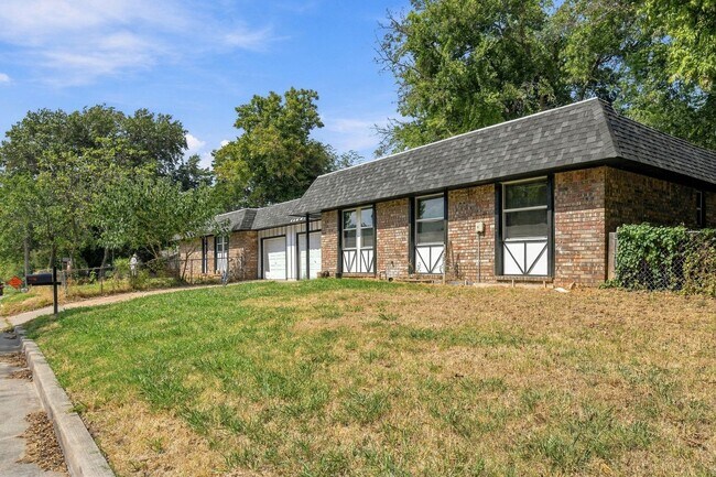 Building Photo - 3709 E 27th Pl