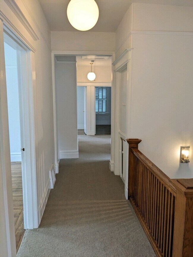 Building Photo - Spacious 4+ Bedroom House in Jordan Park with 2-Car Parking