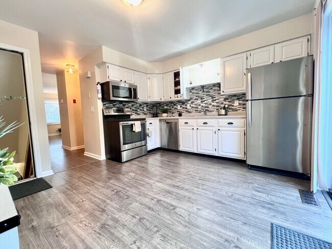 Building Photo - 48 Strawberry Hill Ave