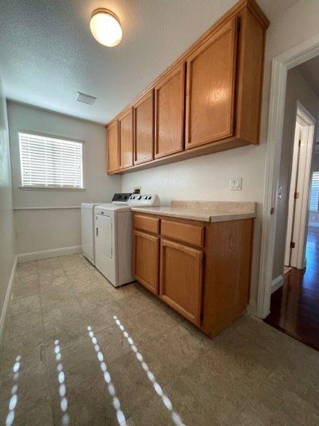 Building Photo - Large Open 4 Bedroom