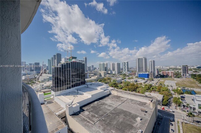 Building Photo - 1750 N Bayshore Dr