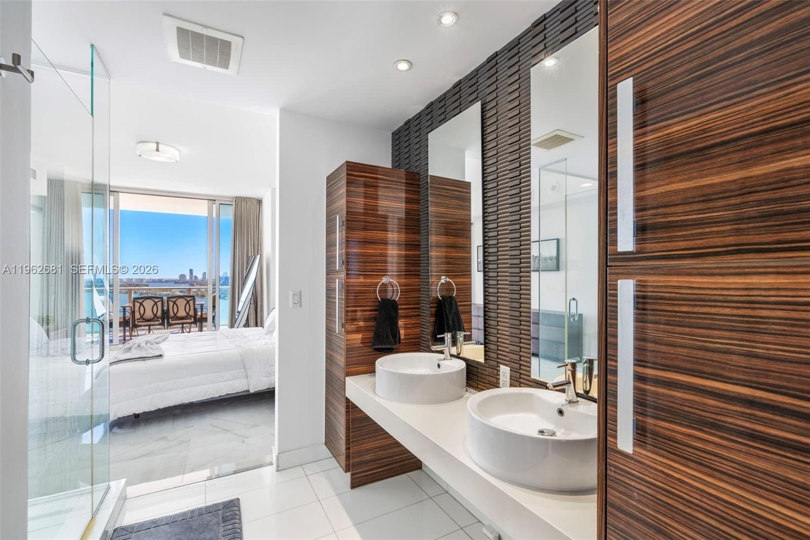 Building Photo - 2020 N Bayshore Dr