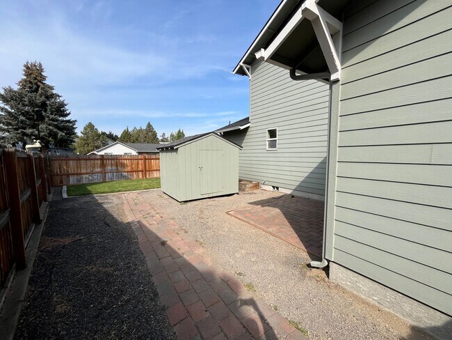 Building Photo - 3111 NE Dennis Ct