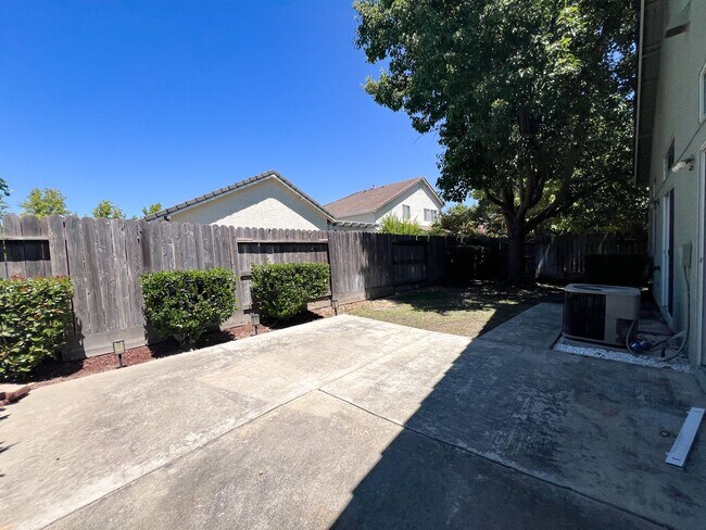 Building Photo - Laguna West 4 Bed, 2 Bath Home