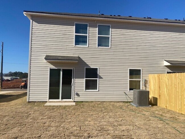 Building Photo - Lincoln Townhome - Coming Soon!