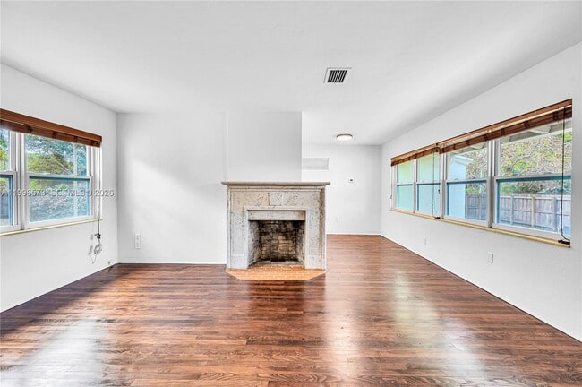 Building Photo - 1280 NE 115th St