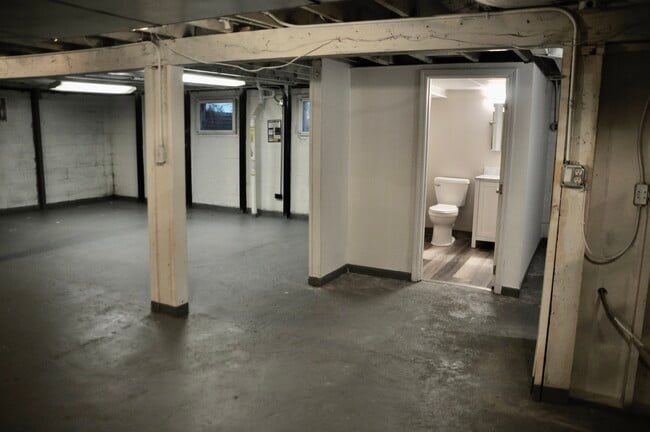 Building Photo - 110 W 12th Ave