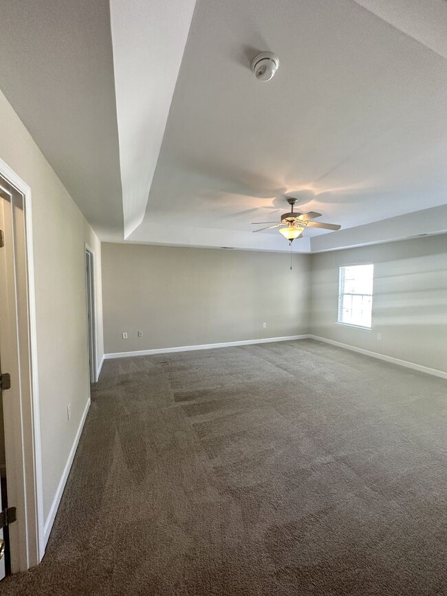 Building Photo - Spacious Home in The Cascades