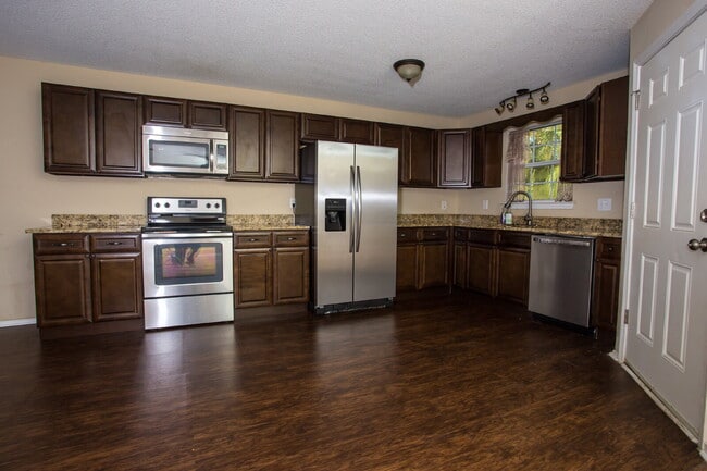 Building Photo - Charming 3-Bedroom Home Near Downtown Pens...