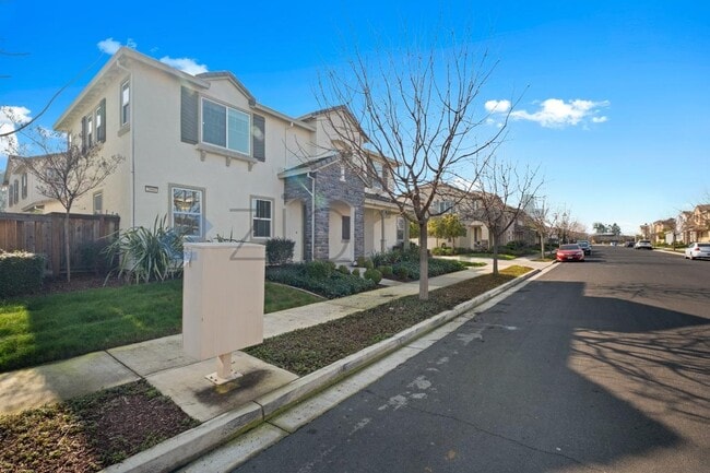 Building Photo - 2060 Salice Wy