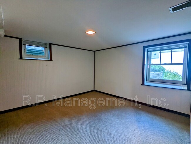 Building Photo - 2111 Irving Ave S