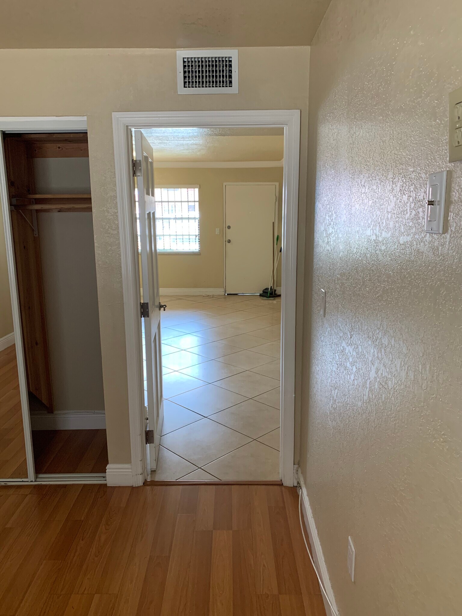 Building Photo - 1335 W 68th St