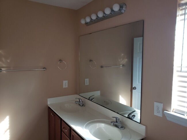 Building Photo - 3 bedroom/2 bath home Sneads Ferry