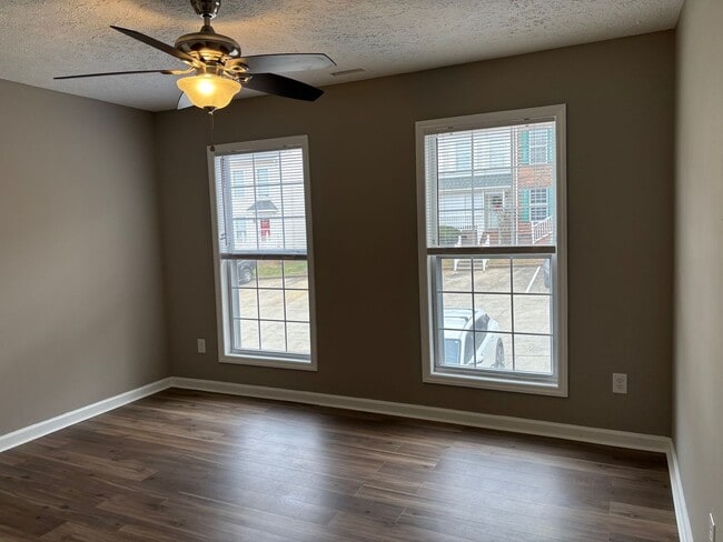 Building Photo - Beautiful 2 story townhome available in Asheboro!