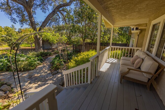 Building Photo - East End Hideaway