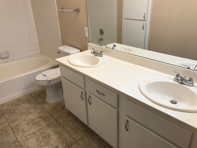 Building Photo - 2 bedroom 2 bathroom Condo