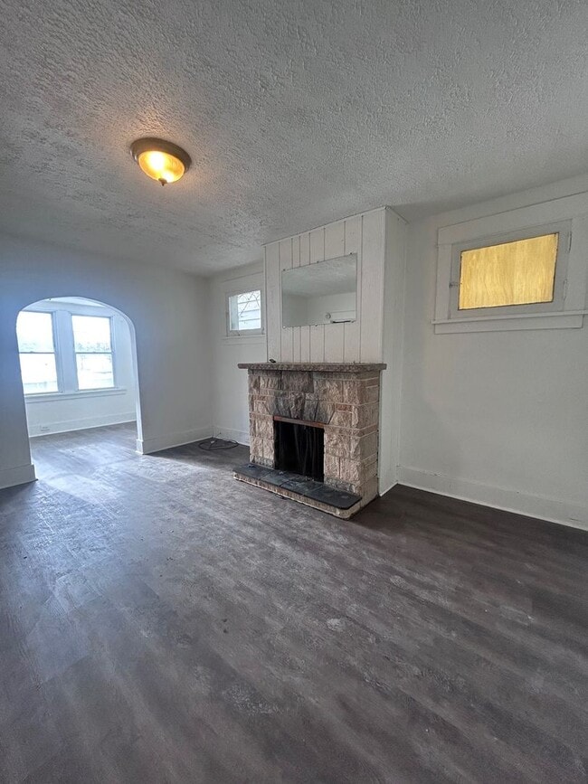 Building Photo - Updated 3 Bedroom Home l Marhsall Shadeland