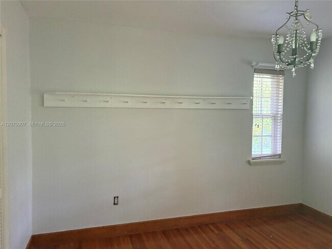 Building Photo - 805 Paradiso Ave