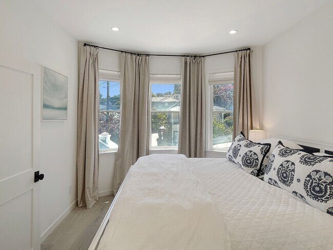 Building Photo - Remodeled and Modern, Open Floor-plan, Lux...