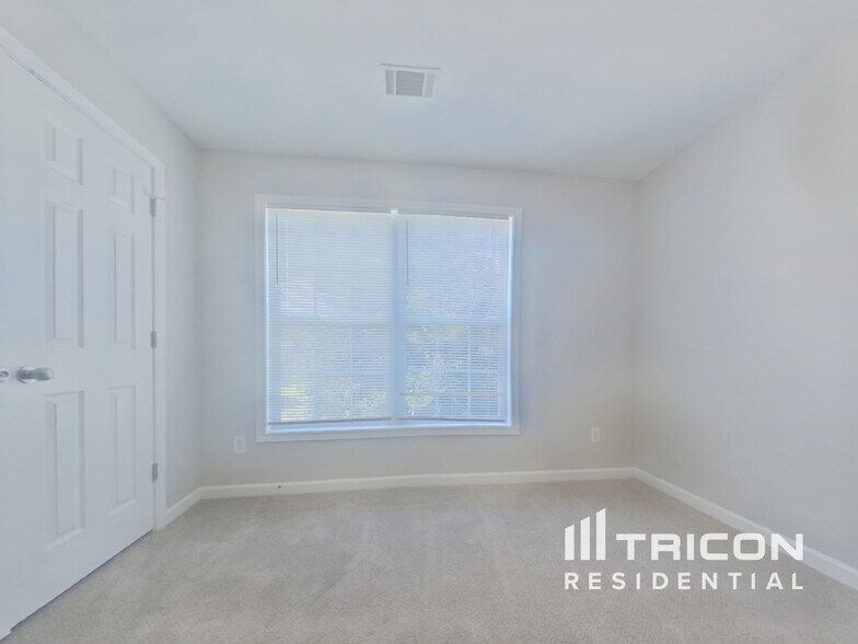 Building Photo - 824 Tibwin Pl SE