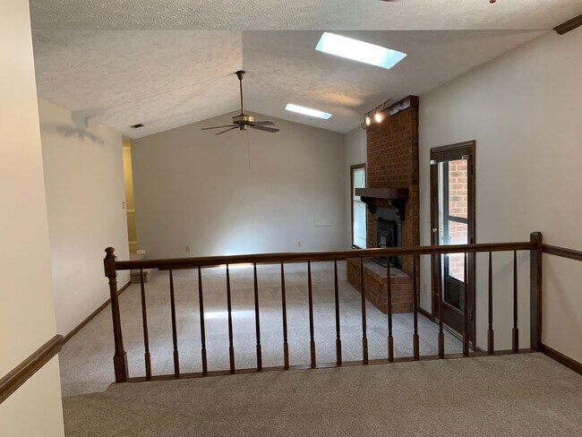 Building Photo - For Rent - Quiet neighborhood but close to everything!!