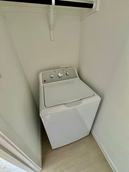 Building Photo - 1104 Barbary Fields St