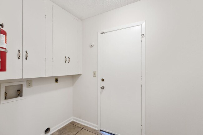 Building Photo - 3 Bedroom/2 Bath Camelot II Subdivision