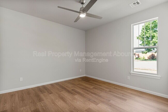 Building Photo - 101 E 11th St