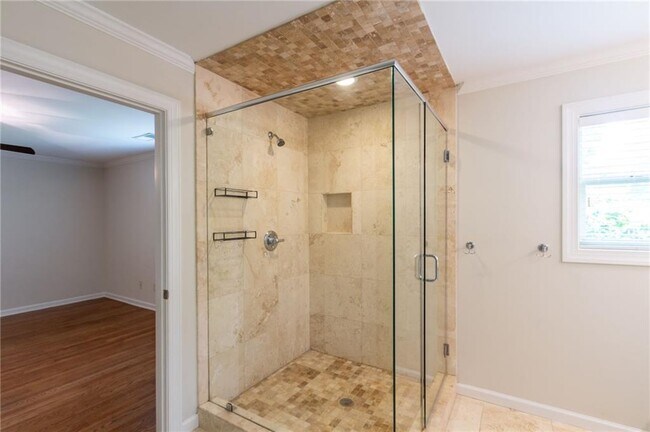 Building Photo - 3014 Skyland Dr NE