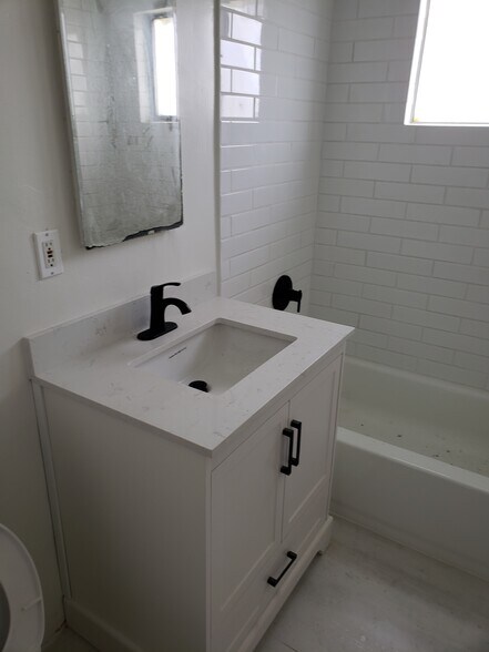 Building Photo - 1451 E 21st St