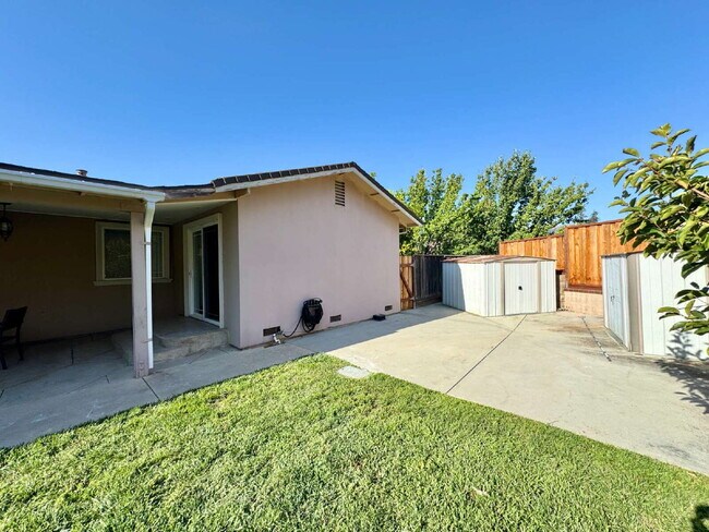 Building Photo - Large Evergreen Home with Solar & Community Pool
