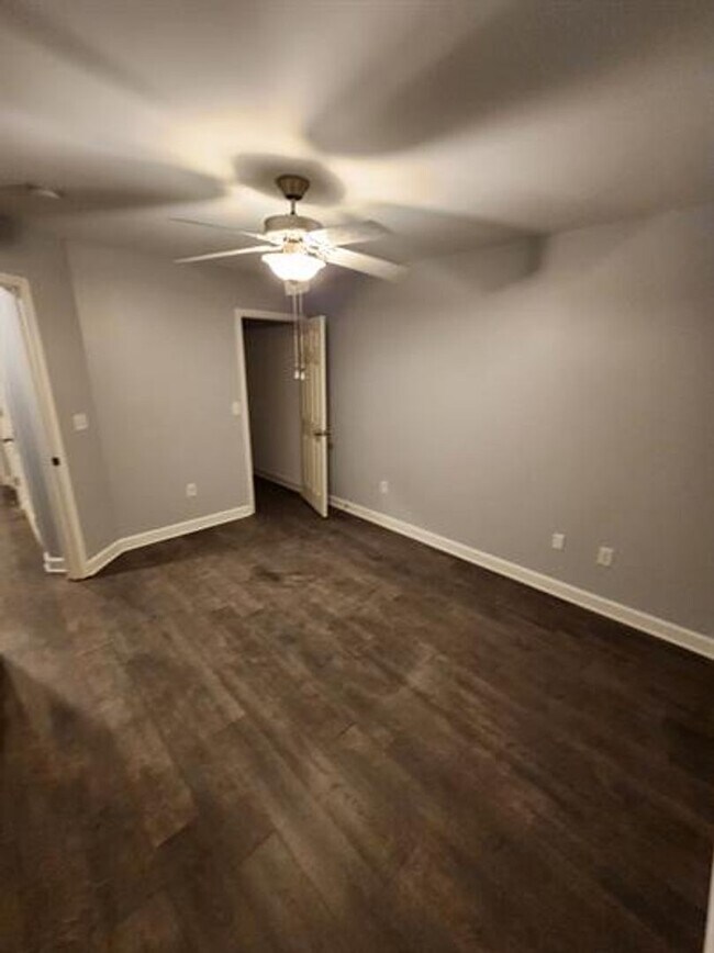 Building Photo - Spacious 3/2.5 Located Near Downtown Greenville!