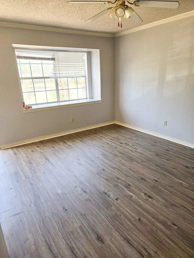 Building Photo - Great location. Centrally located.