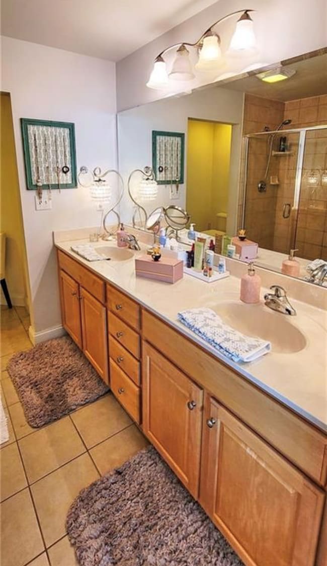 Master bathroom - 123 College Pl