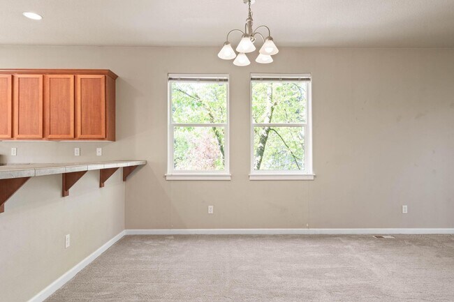Building Photo - Bright, spacious 3-bdrm/2.5 bath Tigard townhome. Fireplace, balcony, 2-car garage, W/D